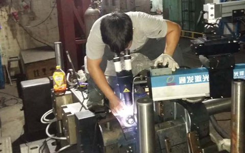 通發(fā)模具激光焊機修復模具現場(chǎng)