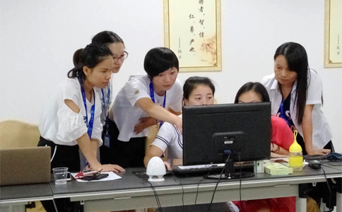  美女們互相交流學(xué)習，氣氛有點(diǎn)嚴肅啊