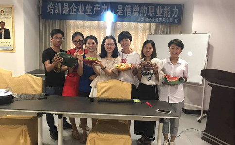 東道主通發(fā)激光為認真學(xué)習的客服美女準備了水果